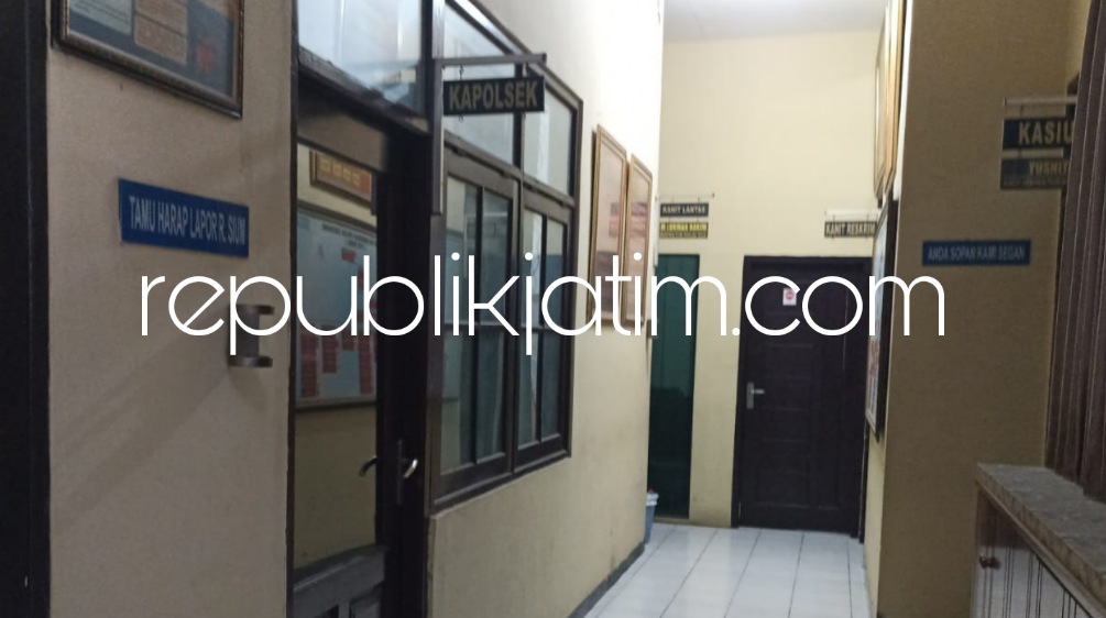 KOSONG - Tampak ruang di depan ruangan Kapolsek Sukodono dalam keadaan kosong usai penggerebekan, Selasa (23/08/2022).