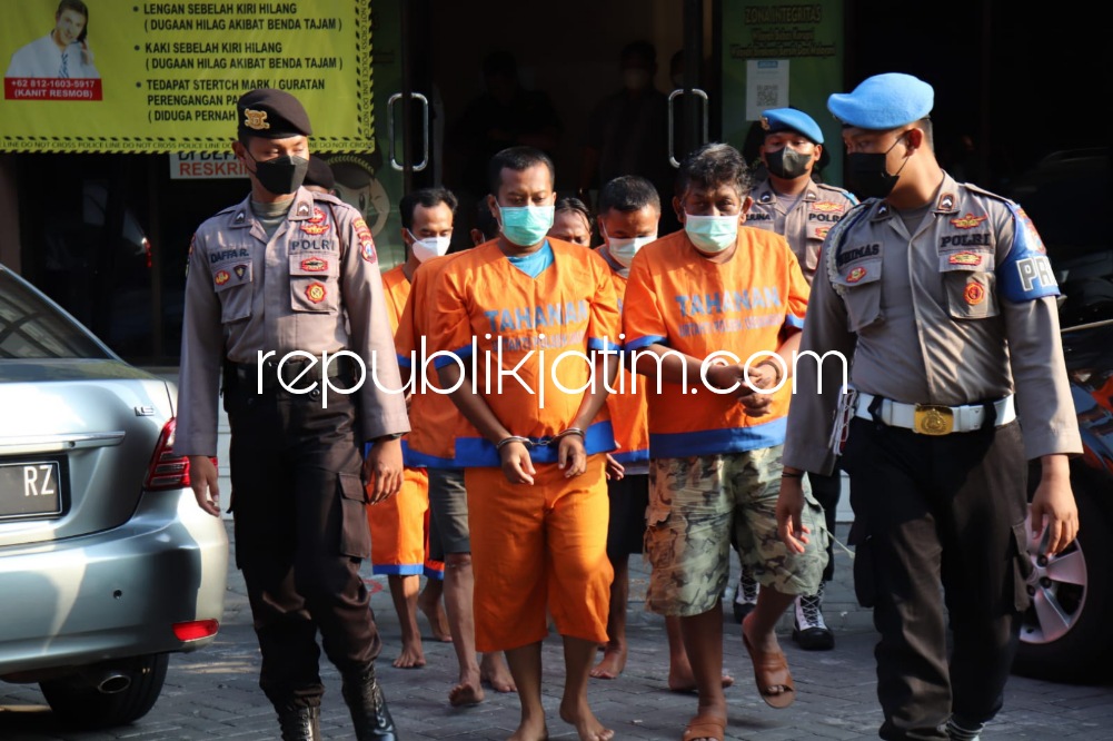 GELANDANG - Sebanyak 6 tersangka kasus judi online digelandang petugas Satuan Reskrim, Polresta Sidoarjo, Selasa (23/08/2022).