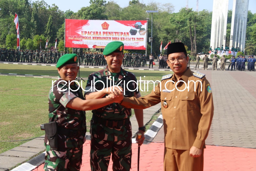 PENUTUPAN - Upacara penutupan TMMD ke 114 Tahun 2022 dipimpin Komandan Korem 084/Bhaskara Jaya Brigjen TNI Terry Tresna Purnama, di Alun-alun Sidoarjo, Rabu (24/08/2022). 