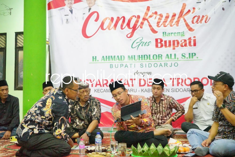 CANGKRUKAN - Bupati Sidoarjo Ahmad Muhdlor Ali menggelar acara Cangkruk'an bersama warga Desa Tropodo, Kecamatan Waru mencari solusi menuntaskan masalah banjir di kawasan Desa Tropodo yang kerap terjadi setiap tahun, Rabu (24/08/2022) malam.