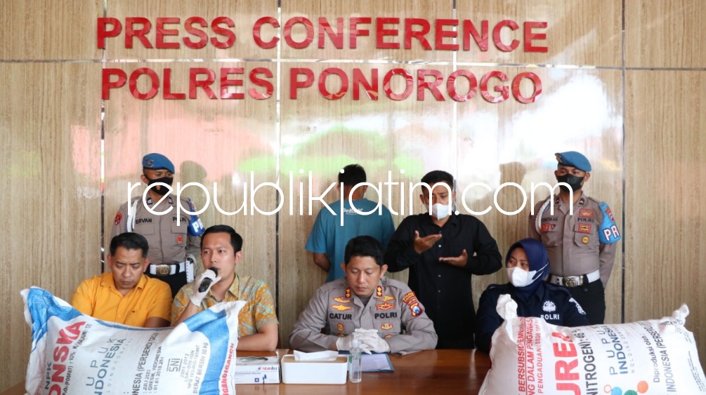 PUPUK - BP (34) warga Kecamatan Balong diringkus Polres Ponorogo karena menjual pupuk bersubsidi tanpa izin dan tidak sesuai ketentuan yang berlaku, Jumat (26/08/2022).