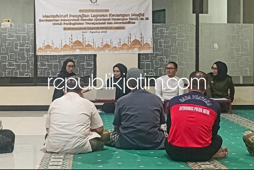 SOSIALISASI - Tim dosen ekonomi melaksanakan sosialisasi penerapan ISAK 35 di masjid AT Tadzkiroh, Sidoarjo, Kamis (25/08/2022) malam.