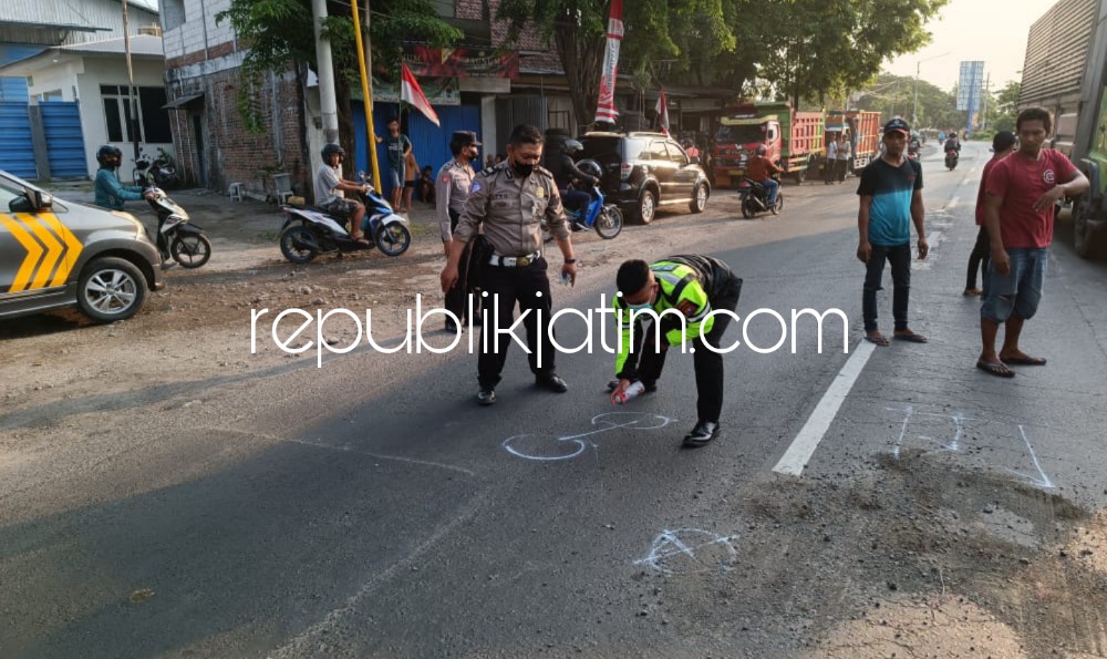 OLAH TKP - Petugas Unit Gakkum, Satuan Lantas, Polresta Sidoarjo menggelar olah TKP kecelakaan antara motor dan truk menyebabkan seorang korban meninggal dunia dan seorang terluka di JL Raya Lingkar Timur, Desa Klurak, Kecamatan Candi, Sabtu (27/08/2022).
