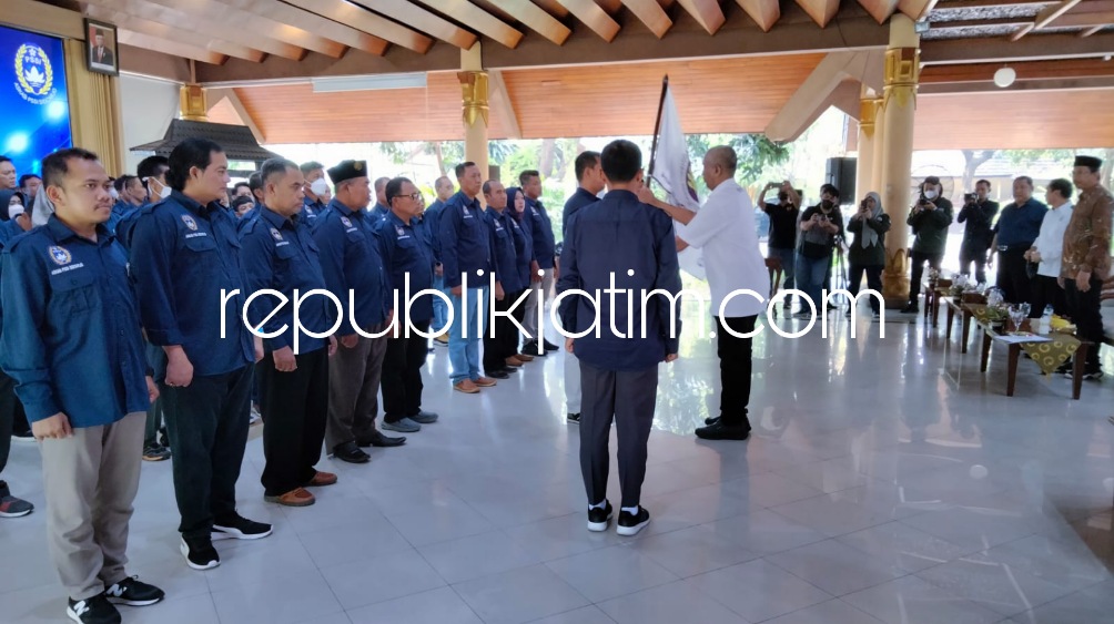 KUKUHKAN - Pengurus Asosiasi Kabupaten (Askab) PSSI Sidoarjo masa bakti 2022 - 2026 yang diketahui Budi Basuki dikukuhkan Ketua PSSI Jawa Timur, Ahmad Riyadh di Pendopo Delta Wibawa, Sabtu (27/08/2022).