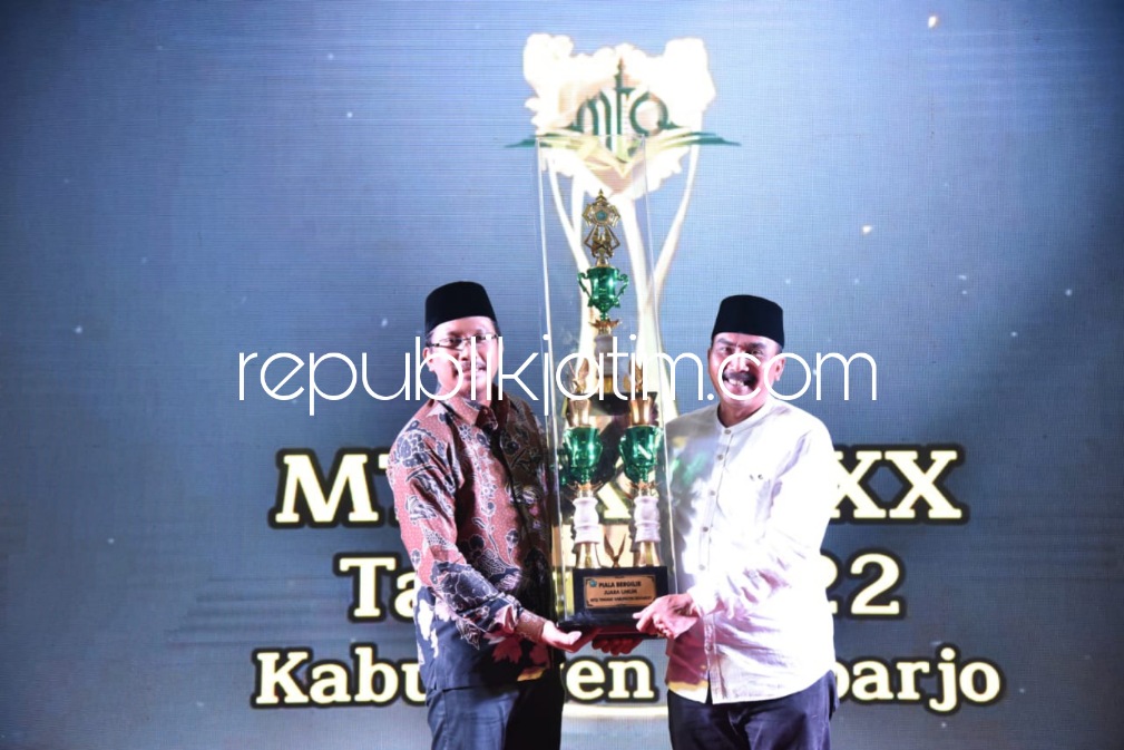 JUARA - Bupati Sidoarjo Ahmad Muhdlor Ali menyerahkan Tropi kepada Camat Sidoarjo Gundari sebagai juara pertama dalam MTQ XXX di Pendopo Delta Wibawa, Selasa (30/08/2022) malam.