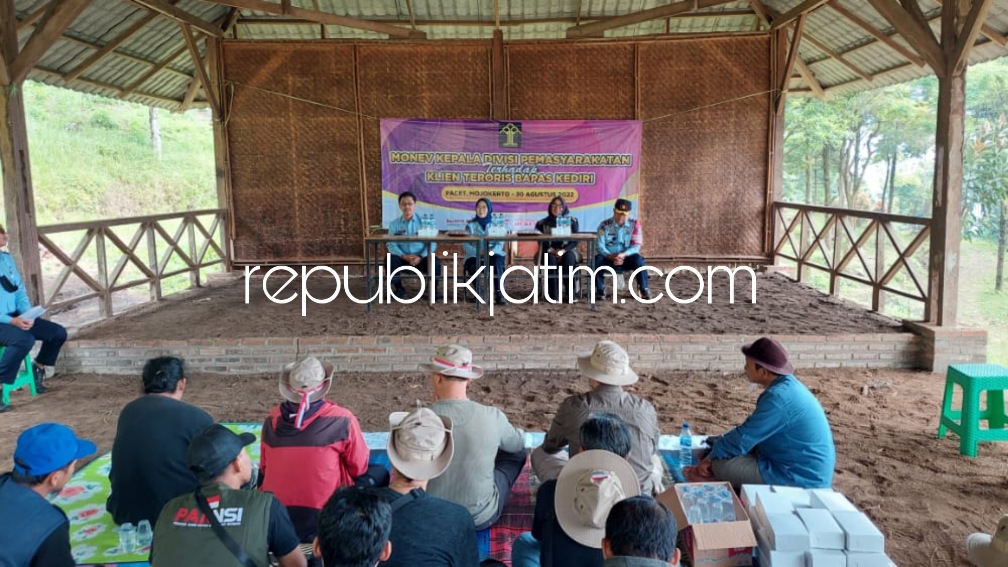 PELATIHAN - Sebanyak 25 klien lembaga pemasyarakatan (Lapas) eks teroris mendapatkan pembimbingan khusus dari Kanwil Kemenkumham Jatim menjadi petani kopi di Agrowisata Pacet Hill, Mojokerto, Selasa (30/08/2022).