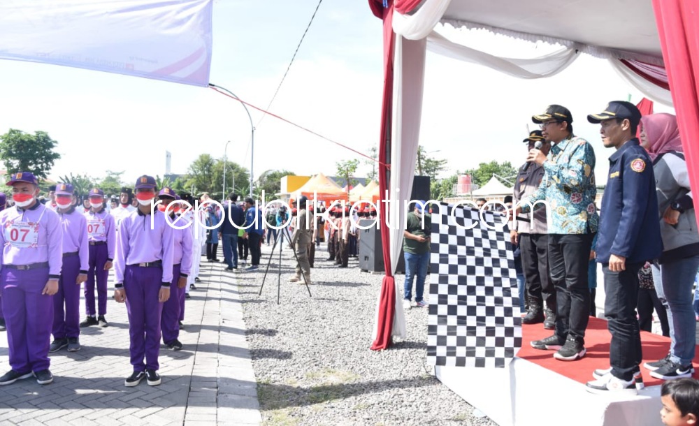 BERANGKATKAN - Bupati Sidoarjo Ahmad Muhdlor Ali memberangkatkan 2.220 pelajar peserta lomba gerak jalan se Kecamatan Gedangan, Sidoarjo, Selasa (30/08/2022) sore.