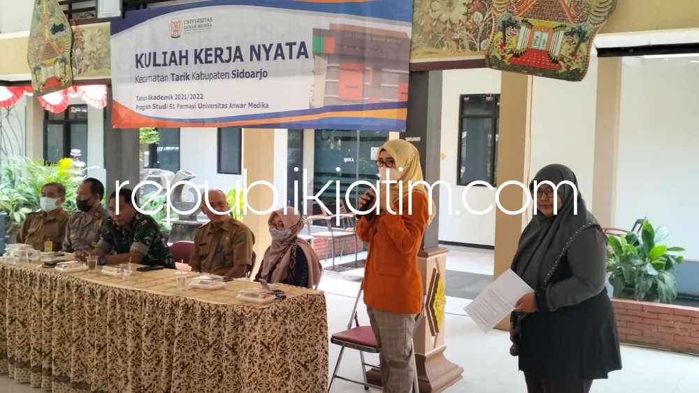 KKN - Ketua Senat Universitas Anwar Medika, dr Hj Farida Anwari, MPH, MM memberi sejumlah pesan saat pembukaan Kuliah Kerja Nyata (KKN) di Desa/Kecamatan Tarik, Sidoarjo, Rabu (31/08/2022).