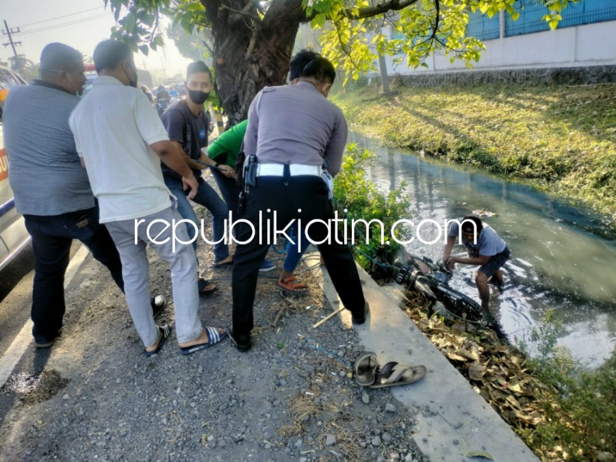 EVAKUASI - Sejumlah petugas mengevakuasi korban kecelakaan sepeda motor Honda Grand bernopol S 3291 XT, Slamet (75) warga JL Martorejo, Desa Gembongan, Kecamatan Gedeg, Kabupaten Mojokerto yang tewas di TKP, Kamis (01/09/2022).