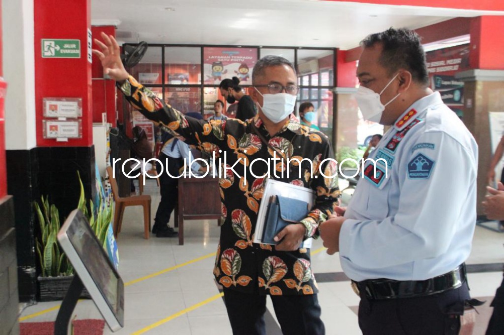KUNJUNGAN - Kepala Ombudsman Jatim, Agus Muttaqin didampingi Kalapas Sidoarjo, Teguh Pamuji melakukan supervisi pelayanan di Lapas Sidoarjo yang terletak di jantung kota udang itu, Kamis (01/09/2022).