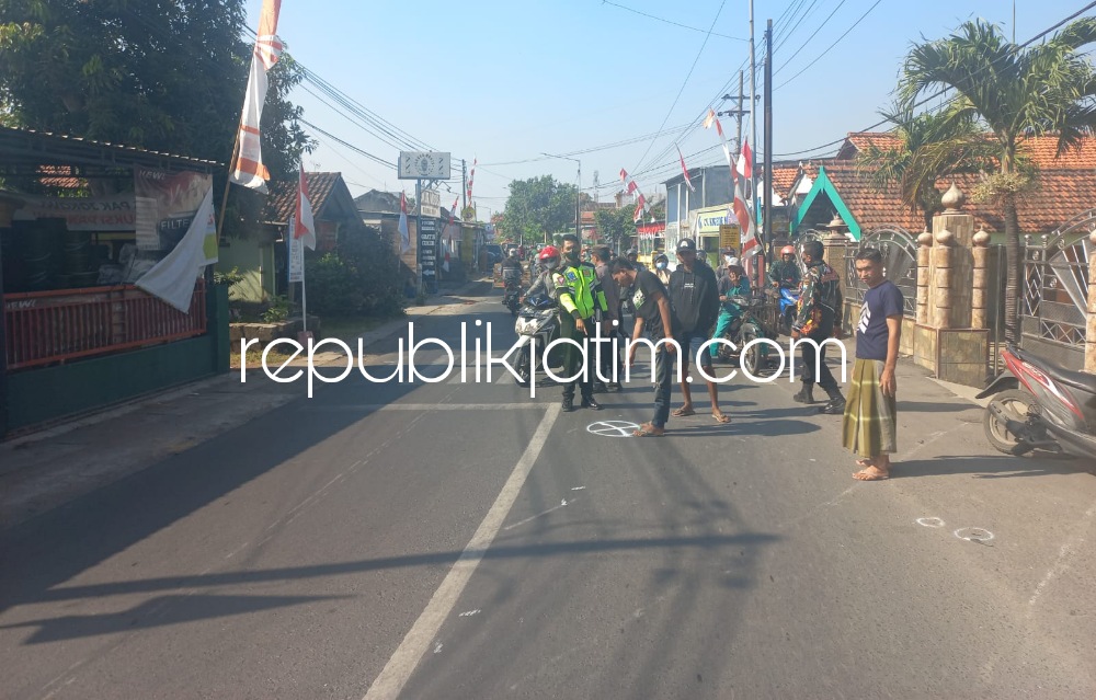 OLAH TKP - Sejumlah petugas Satuan Lantas, Polresta Sidoarjo menggelar olah TKP truk tabrak motor di JL Raya Desa Modong, Kecamatan Tulangan, Sidoarjo, Jumat (02/09/2022). 
