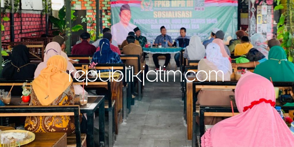 SOSIALISASI - Anggota MPR RI, Syaikhul Islam Ali mensosialisasikan 4 pilar kebangsaan di hadapan 200 peserta di Kafe Bunga Mekar, Porong, Sidoarjo, Senin (08/08/2022).