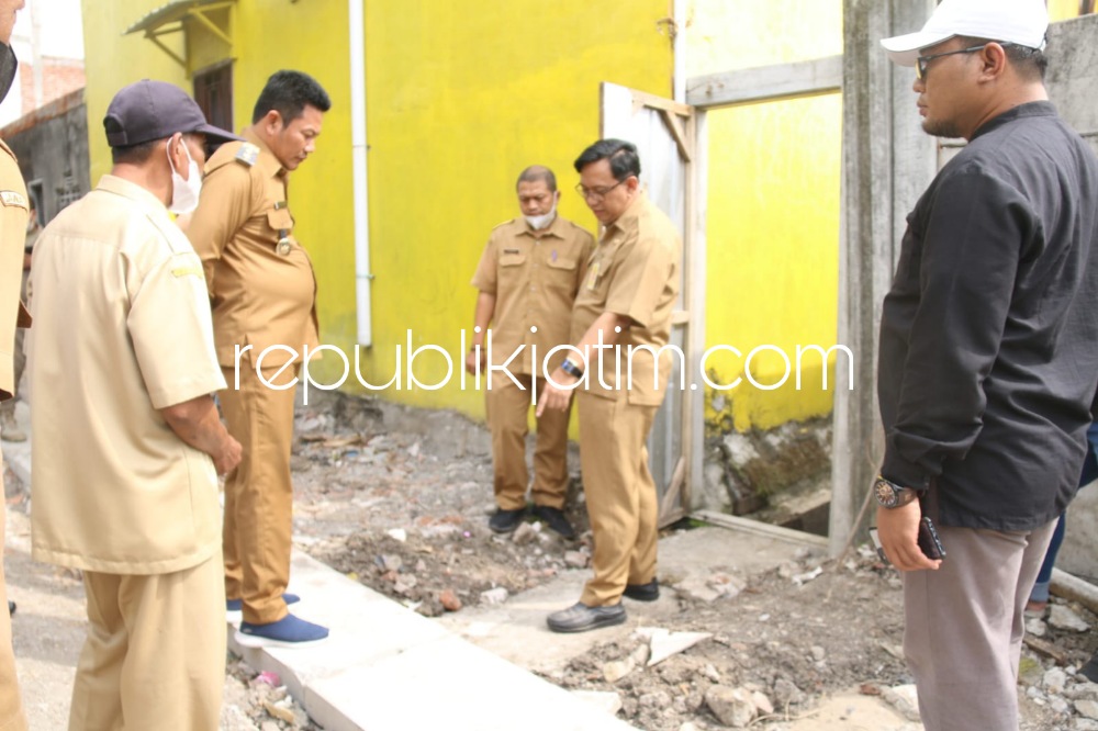 SIDAK - Wabup Sidoarjo Subandi didampingi Plt Kepala Dinas Pekerjaan Umum Permukiman dan Tata Ruang Heri Soesanto menggelar sidak proyek saluran air Rp 160 juta di Desa Entalsewu, Kecamatan Buduran, Sidoarjo, Senin (05/09/2022).