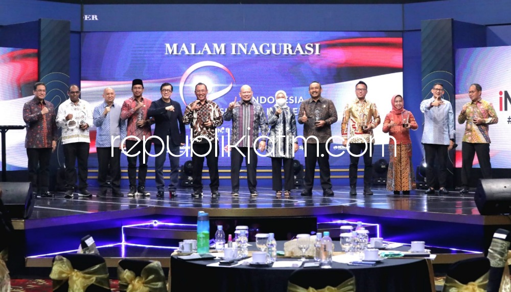 PENGHARGAAN - Suksesi Bupati Sidoarjo Ahmad Muhdlor Ali memimpin dan mengelola potensi daerah Sidoarjo mendapatkan apresiasi tertinggi ajang Indonesia Visionary Leader 2022 (IVL) yang diselenggarakan MNC Portal Indonesia Jakarta, Senin (05/09/2022) malam.