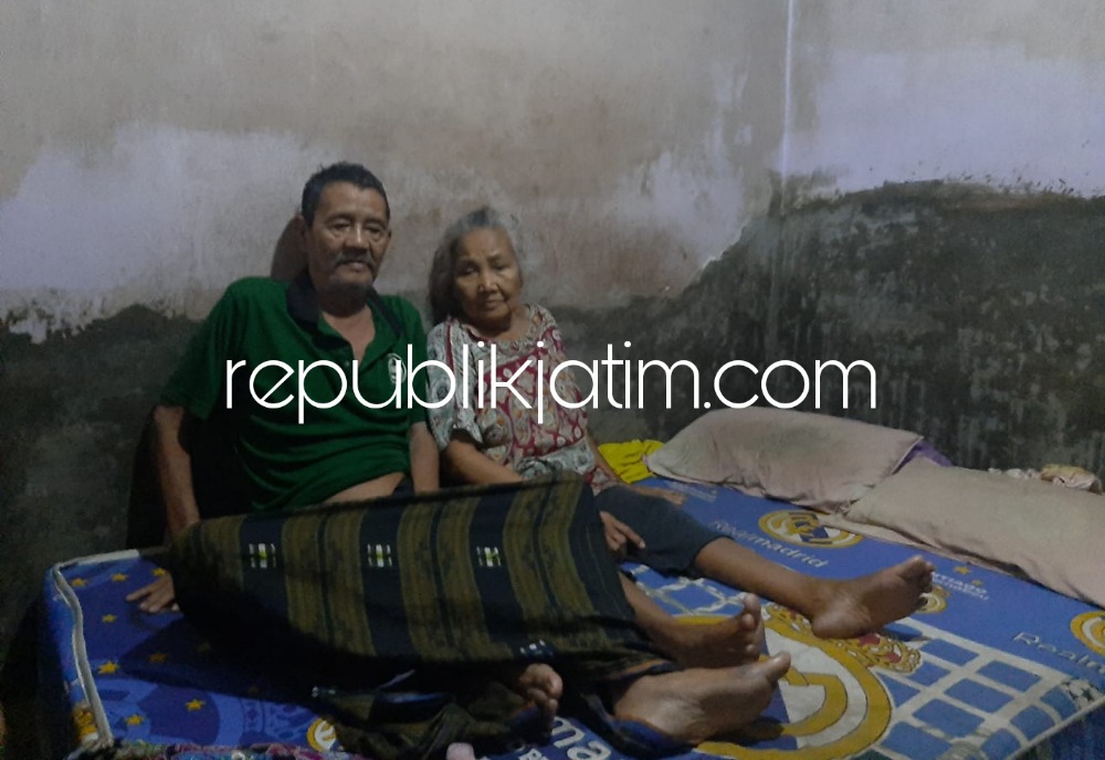 PASUTRI - Pasangan suami istri (Pasutri) Ngatimen dan Salamah warga Desa Watesari, Kecamatan Balongbendo, Sidoarjo saat duduk bersama di kamar rumahnya, Selasa (06/09/2022).