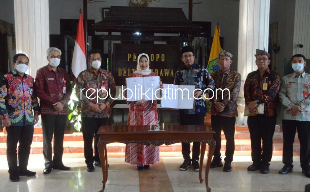 ADOPSI - Bupati Sidoarjo Ahmad Muhdlor Ali dan Walikota Batu Dewanti Rumpoko saat tandatangan MoU berisi Pemkot Batu bakal menerapkan aplikasi Elektronik Kendali Daerah (E-Kenda) dan aplikasi E-SSH ciptaan Pemkab Sidoarjo , Selasa (06/09/2022) sore. 