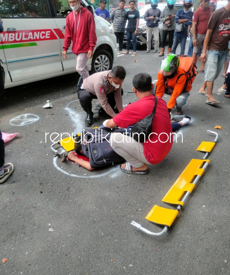 OLAH TKP - Sejumlah petugas Lantas, Polresta Sidoarjo menggelar olah TKP kasus kecelakaan di di JL Raya Tropodo, Kecamatan Krian, Sidoarjo melibatkan motor dan truk, Kamis (08/09/2022).