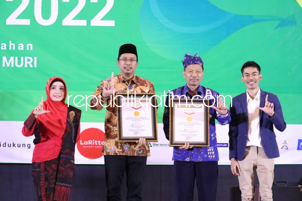 MURI - Bupati Sidoarjo Ahmad Muhdlor Ali dan Kepala Dinas Pendidikan dan Kebudayaan, Dr Tirto Adi menerima penghargaan MURI atas Festival Literasi Sidoarjo (FLS) di Sun City Hotel, Sidoarjo, Kamis (08/09/2022). 