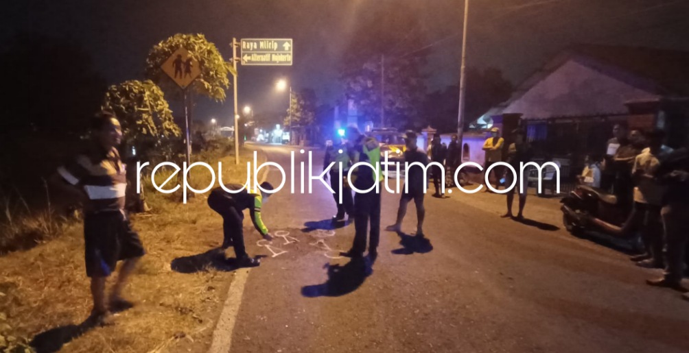 OLAH TKP - Sejumlah petugas Satuan Lantas Polresta Sidoarjo saat olah TKP kecelakaan motor lawan motor di JL Raya Desa Mliriprowo, Tarik, Sidoarjo Kamis (08/09/2022) malam.