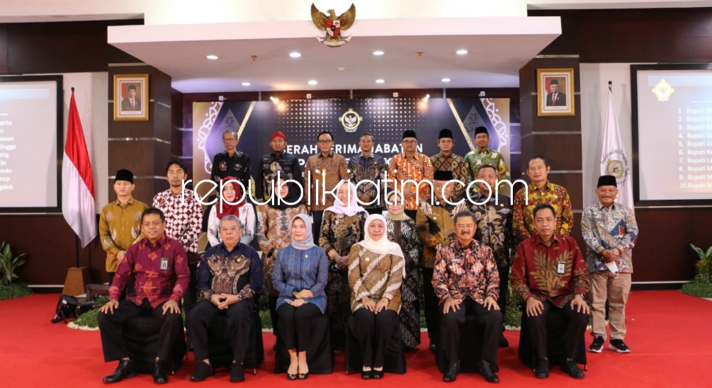 PERGANTIAN - Bupati Sidoarjo Ahmad Muhdlor Ali menghadiri pergantian Ketua BPK Jatim, Karyadi menggantikan Joko Agus Setyono di kantor Perwakilan BPK Jatim di JL Raya Juanda, Sidoarjo, Senin (12/09/2022). 