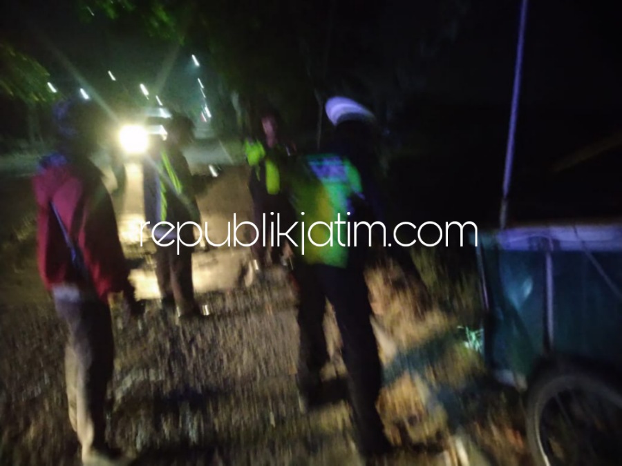 OLAH TKP - Petugas Laka Satuan Lantas Polresta Sidoarjo menggelar olah TKP kecelakaan melibatkan dua motor dan gerobak PKL di JL Raya Dungus, Desa/Kecamatan Sukodono, Sidoarjo yang menewaskan seorang pengendara motor, Selasa (13/09/2022) dini hari.