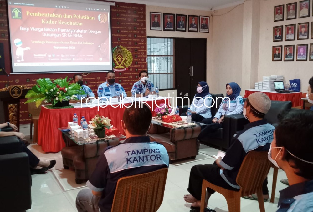 PELATIHAN - Sebanyak sepuluh warga binaan Lapas Kelas II A Sidoarjo dilatih menjadi kader kesehatan, Rabu (14/09/2022). 