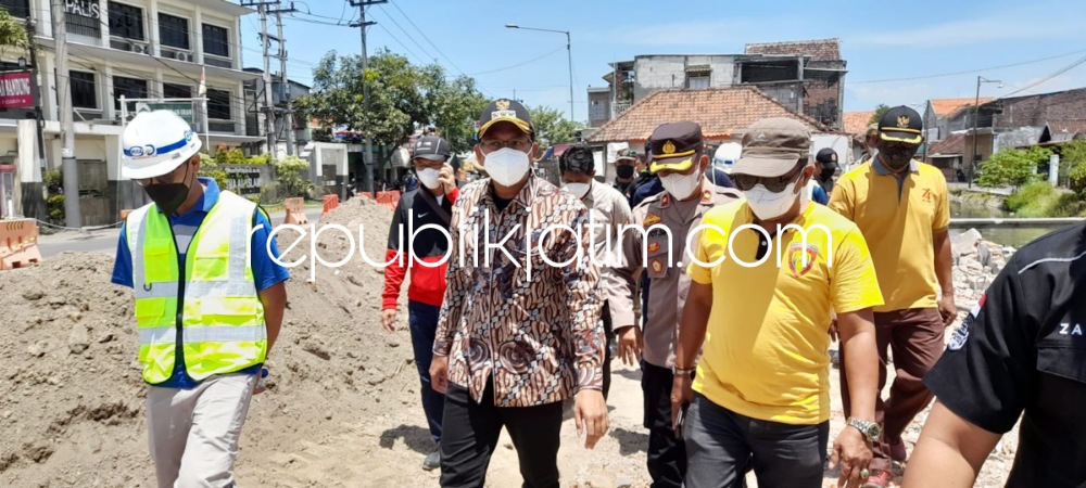 SIDAK - Bupati Sidoarjo, Ahmad Muhdlor Ali, Kepala Dinas Pekerjaan Umum Bina Marga dan Sumber Daya Air (PUBM dan SDA) Dwi Eko Saptono serta Kepala Dinas Perhubungan (Dishub) Benny Airlangga menggelar sidak proyek Flyover Krian, Sabtu (17/09/2022).