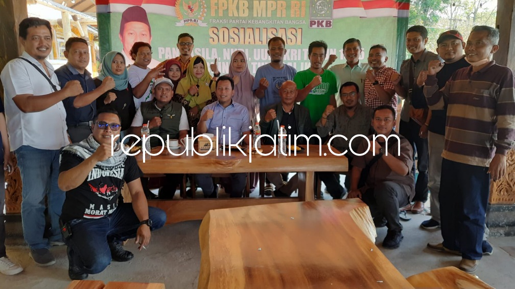 SOSIALISASI - Anggota DPR RI, Syaikhul Islam Ali (Gus Syaikhul) sosialisasi 4 pilar kebangsaan di Belimbing Kafe, Desa Watesari, Kecamatan Balongbendo, Sidoarjo, Rabu (14/09/2022).
