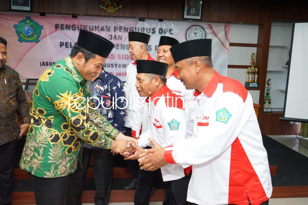 UCAPAN - Wabup Sidoarjo, Subandi memberikan ucapan kepada para pengurus ABPEDNAS Sidoarjo yang baru dilantik di Pendopo Kecamatan Sukodono, Sidoarjo, Minggu (18/09/2022).