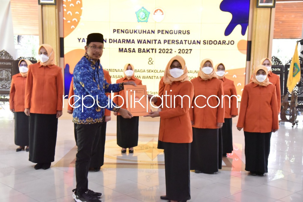 KUKUHKAN - Pengurus yayasan Dharma Wanita Persatuan (DWP) Kabupaten Sidoarjo masa bakti 2022-2027 dikukuhkan Bupati Sidoarjo, Ahmad Muhdlor Ali di Pendopo Delta Wibawa, Senin (19/09/2022).