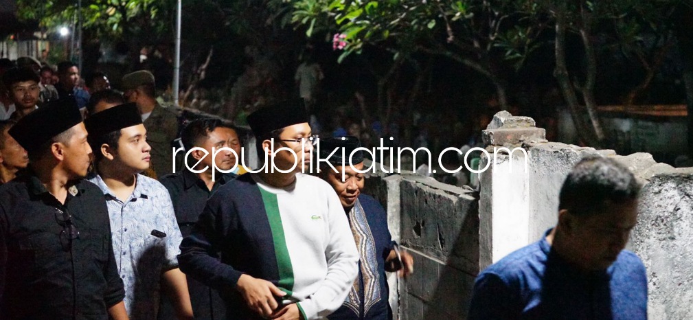 DIALOG - Bupati Sidoarjo Ahmad Muhdlor Ali didampingi beberapa kepala dinas turun meninjau makam dan masjid yang terdampak pembangunan jalan Frontage Waru yang akan direlokasi, Senin (19/09/2022) malam.