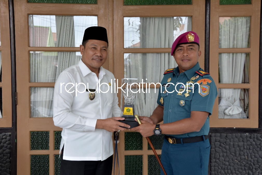 KUNJUNGAN - Wabup Sidoarjo Subandi menerima kunjungan Komandan Brigif 2 Kolonel Marinir I Gede Edy Supriyadi didampingi Staf Operasi Brigif 2 Letkol Marinir Supriyadi dan Staf Intelijen Brigif 2 Mayor Marinir Andreas Soni di rumah dinas Rabu (21/09/2022).