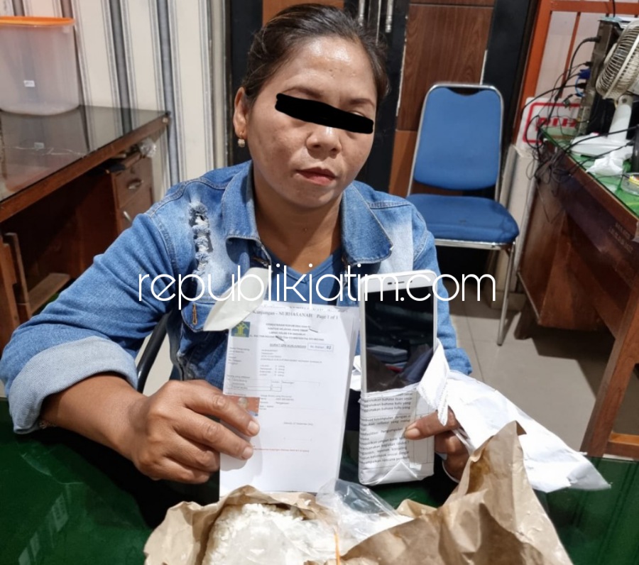 SELUNDUPKAN - Seorang perempuan NH nekat menyelundupkan Hand Phone (HP) ke dalam Lapas Sidoarjo karena kangen dengan suaminya, Kamis (22/09/2022).