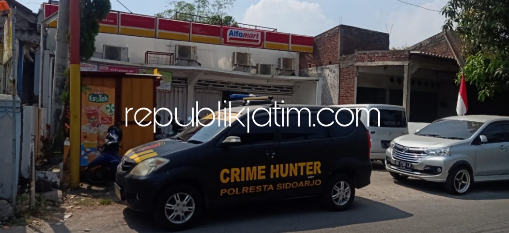 OLAH TKP - Sejumlah petugas Satuan Reskrim, Polresta Sidoarjo menggelar olah TKP kasus pencurian di salah satu minimarket yang berada di Dusun Wagir, Desa Masangan Wetan, Kecamatan Sukodono, Sidoarjo, Kamis (22/09/2022).