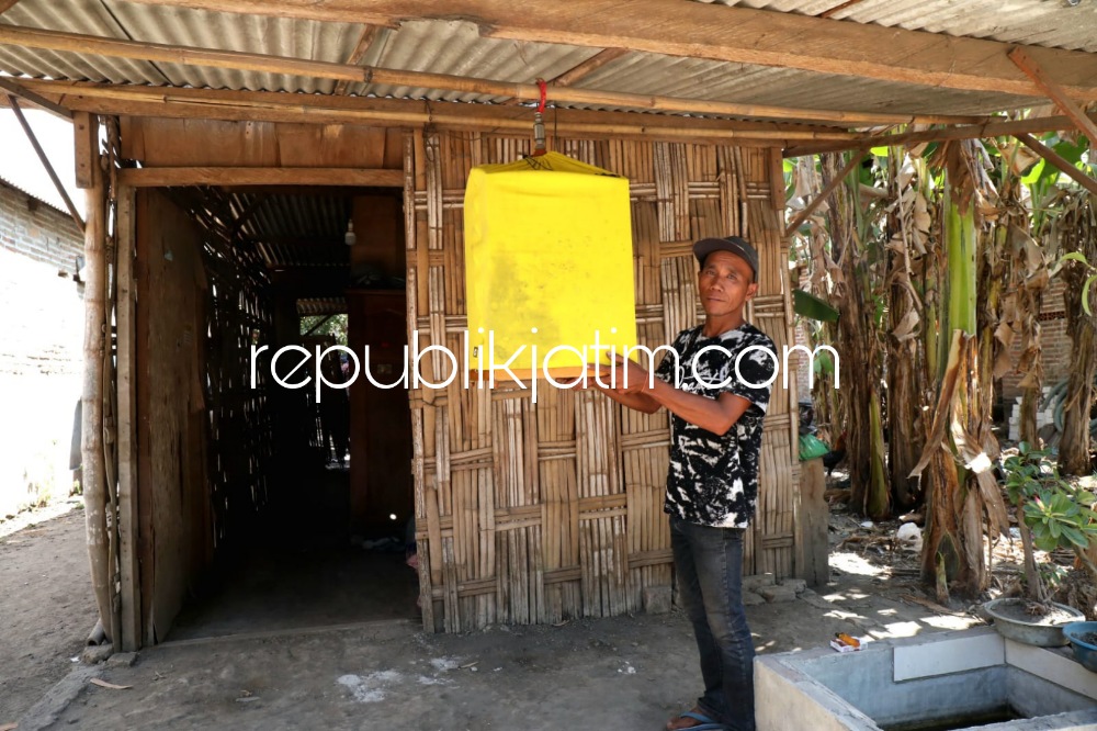 PENERIMA - Satukin (45) warga Dusun Suwaluh, Desa Jatikalang, Kecamatan Prambon, Sidoarjo berharap istrinya kembali setelah rumahnya dibangunkan Pemkab Sidoarjo dalam program beda Rumah Tidak Layak Huni (RTLH), Kamis (22/09/2022).