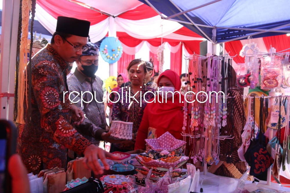 PAMERAN - Bupati Sidoarjo Ahmad Muhdlor Ali mengecek produksi UMKM saat pameran di halaman kantor BPN Sidoarjo, Jumat (23/09/2022). 