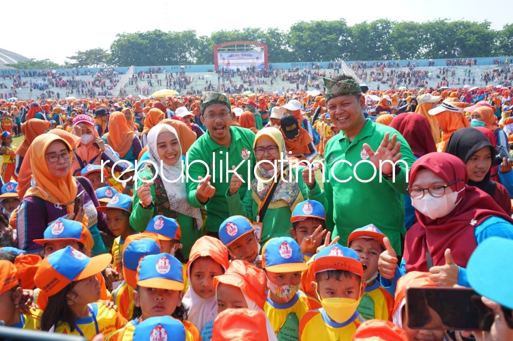 SENAM - Bupati Sidoarjo Ahmad Muhdlor bersama istrinya Ny Sa'adah Ahmad Muhdlor ikut senam bersama dalam acara Peringati HAN 2022 di Gelora Delta Sidoarjo, Sabtu (24/09/2022).