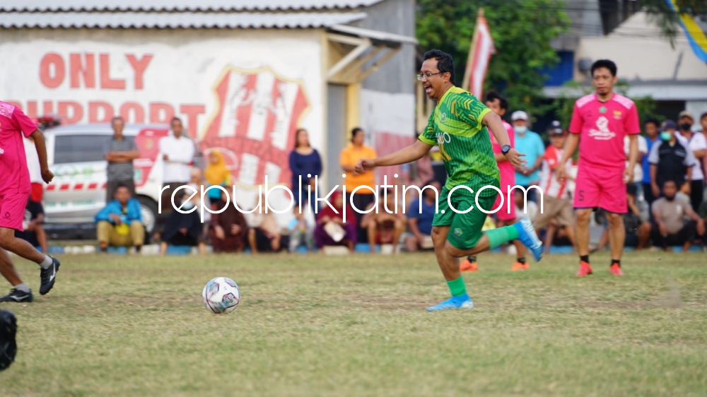 RAMAIKAN - Bupati Sidoarjo Ahmad Muhdlor Ali meramaikan Turnamen Bupati Cup Tahun 2022 saat babak pembukaan antara Candi United lawan Pemkab Sidoarjo berakhir 3 - 3 di Lapangan Desa Sumorame, Kecamatan Candi, Sidoarjo, Sabtu (24/09/2022) sore.