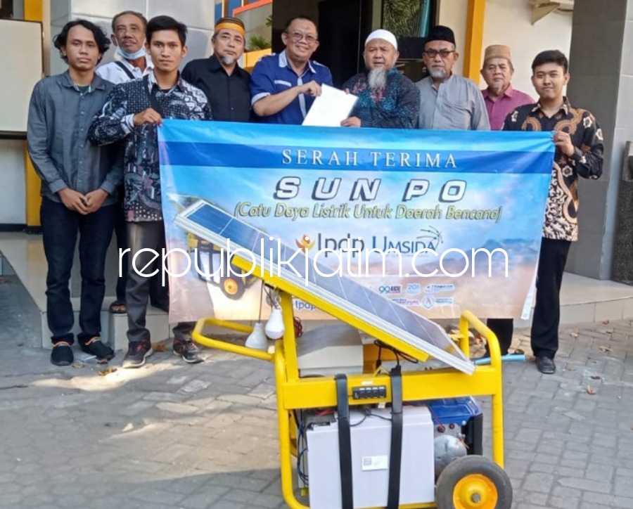 TENAGA SURYA - Salah seorang Dosen Teknik Elektro Universitas Muhammadiyah Sidoarjo (Umsida) memproduksi alat SUN PO (Sun Power - Tenaga Surya), Selasa (27/09/2022).