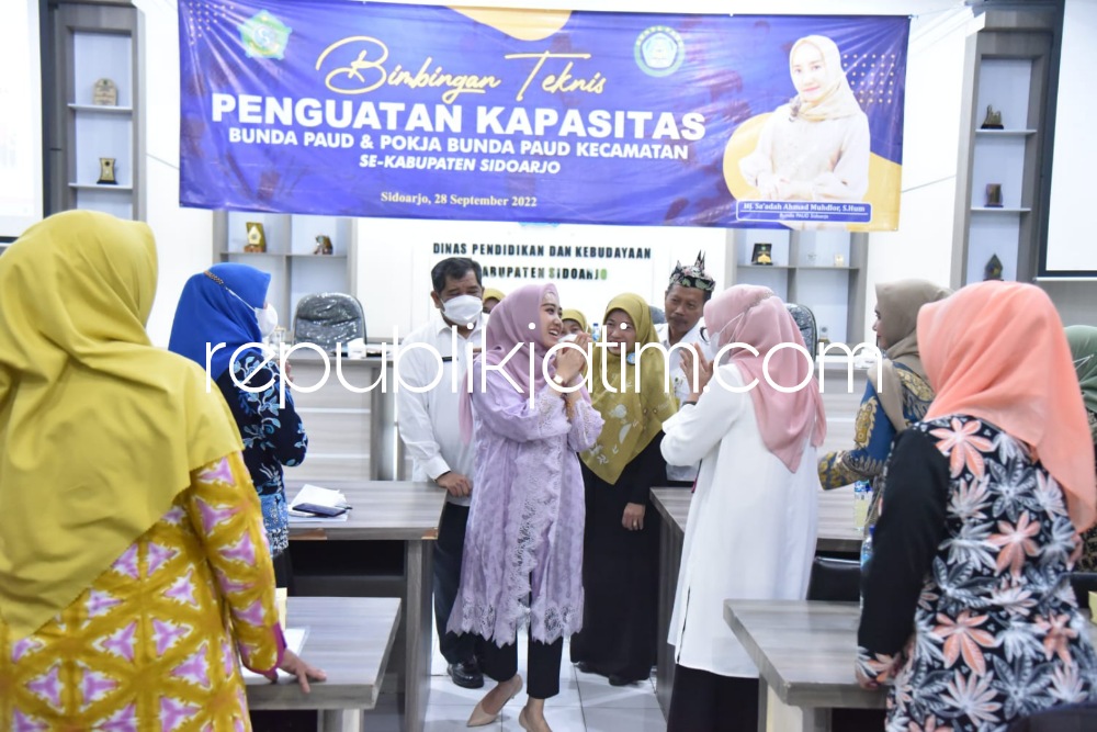 BUKA - Bunda PAUD tingkat kecamatan se Sidoarjo mengikuti Bimtek penguatan kapasitas yang diselenggarakan Pokja dibuka Bunda PAUD Sidoarjo, Ny Sa'adah Ahmad Muhdlor di Aula Dinas Pendidikan dan Kebudayaan Pemkab Sidoarjo, Rabu (28/09/2022).
