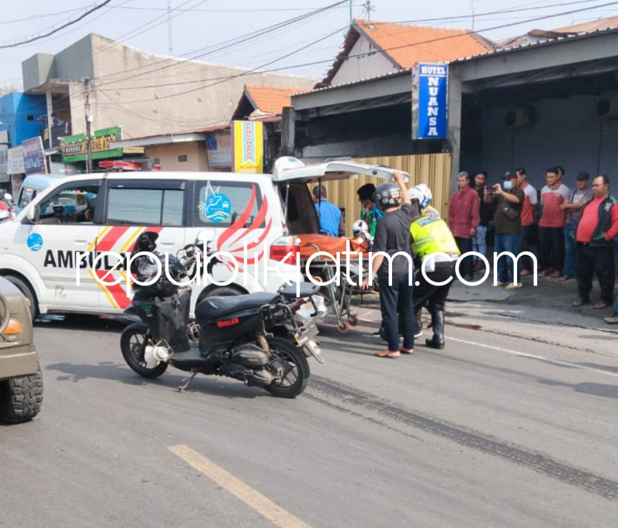 EVAKUASI - Korban kecelakaan pengendara motor Honda nopol W 3917 NDJ, Mudik Supramono (52) warga Desa Pepelegi, Kecamatan Waru jadi korban kecelakaan di JL Letjen Sutoyo di depan Hotel Nuansa, Desa Medaeng, Kecamatan Waru dievakuasi, Jumat (30/092022).