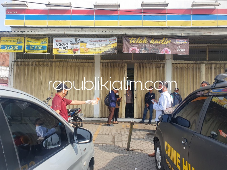 OLAH TKP - Tim Satuan Reskrim Polresta Sidoarjo saat olah TKP minimarket di JL Raya Bypass Dusun Sidotemu, Desa Sidomulyo, Kecamatan Krian, Sidoarjo yang mesin ATM dibobol kawanan pencuri hingga merugi Rp 300 juta, Jumat (30/09/2022). 