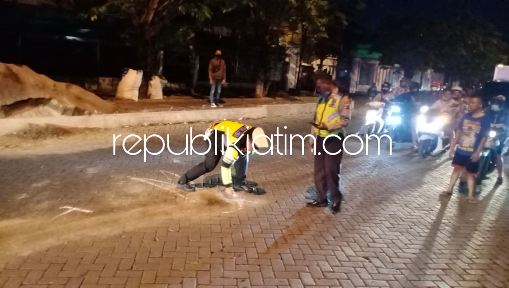 OLAH TKP - Sejumlah petugas Unit Gakkum, Satuan Lantas, Polresta Sidoarjo menggelar olah TKP kecelakaan melibatkan motor, truk trailer dan truk box di JL Raya Berbek Industri, Kecamatan Waru, Sidoarjo, Jumat (30/09/2022) sore.