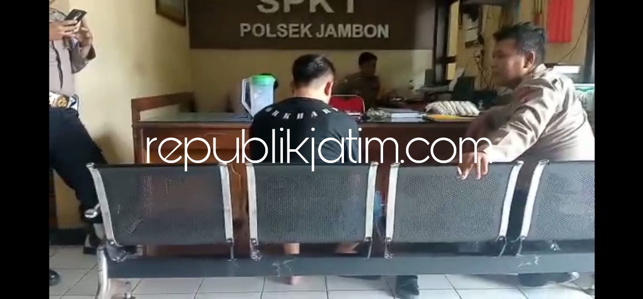 RINGKUS - Sebanyak empat pelaku dari dua pasang suami istri pelaku pencurian di toko JL Raya Jambon - Badegan, Ponorogo diamankan petugas Polsek Jambon beserta barang buktinya, Sabtu (01/10/2022).