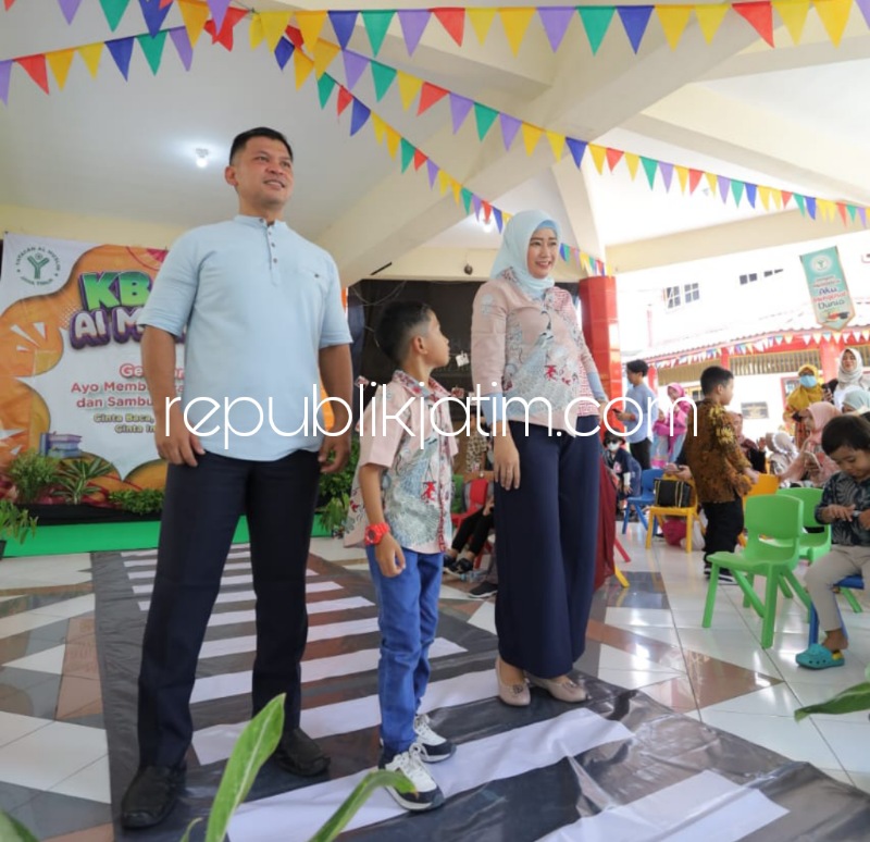 FASHION - Peringatan Hari Batik Nasional diramaikan dengan Batik Fashion Week Keluarga untuk menguatkan karakter siswa dan siswi KB TK Al Muslim Waru, Sidoarjo, Sabtu (01/10/2022).