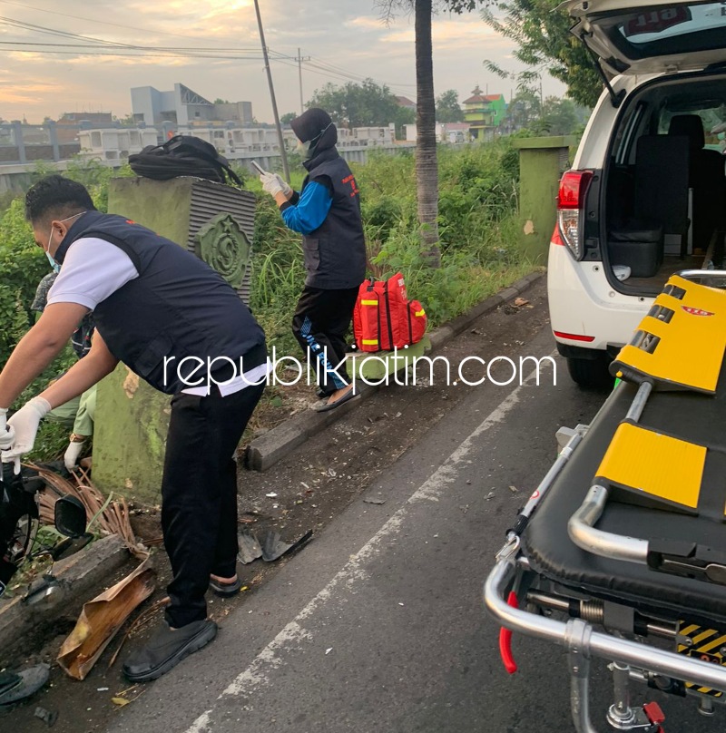 EVAKUASI - Pengendara motor Aswin asal Kecamatan Mojoagung, Jombang saat dievakuasi petugas dan dibawa ke rumah sakit terdekat usai menabrak pembatas jalan, Minggu (02/10/2022).