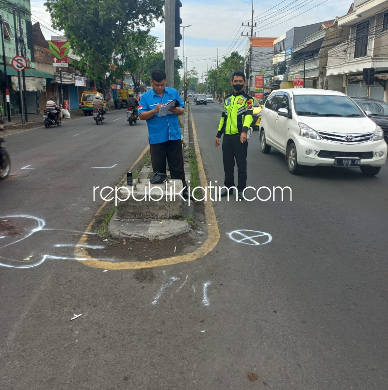 OLAH TKP - Petugas Unit Gakkum, Satuan Lantas, Polresta Sidoarjo saat olah tkp kecelakaan di JL Raya Perempatan Gedangan, Sidoarjo, Minggu (02/10/2022).