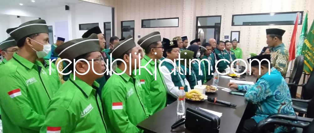 LANTIK - Ketua PCNU Sidoarjo KH M Zainal Abidin melantik Satgas PPKS yang dimotori oleh LPBHNU Sidoarjo di Aula Kampus Universitas Nahdlatul Ulama Sidoarjo (Unusida) JL Lingkar Timur, Sidoarjo, Minggu (02/10/2022).