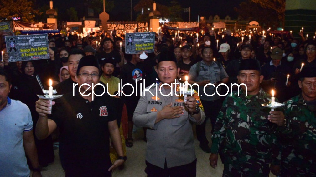 DOA BERSAMA - Bupati Sidoarjo Ahmad Muhdlor Ali dan Kapolresta Sidoarjo Kombes Pol Kusumo Wahyu Kusumo mengikuti doa bersama untuk korban tragedi di Stadion Kanjuruhan, Kabupaten Malang, di halaman Stadion Gelora Delta Sidoarjo, Selasa (04/10/2022) malam.