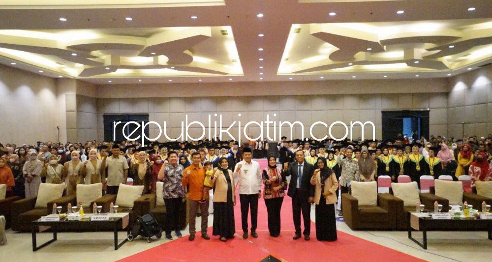 WISUDA - Wakil Bupati (Wabup) Sidoarjo, Subandi menghadiri Wisuda ke XIV Ahli Madya Kebidanan Akademi Kebidanan serta Wisuda ke XI Ahli Madya Farmasi Akademi Farmasi Mitra Sehat Mandiri di Ballroom The Sun Hotel Sidoarjo, Rabu (05/10/2022).